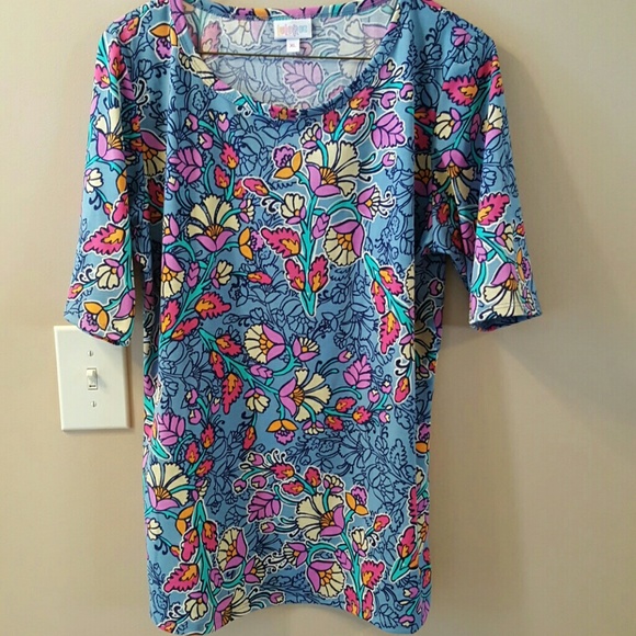 LuLaRoe Tops - Lularoe Gigi Tee.  Size XL.  EUC.